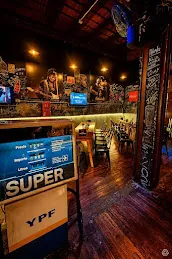 Barra de Zeppelin Bar con cartel vintage de surtidor YPF