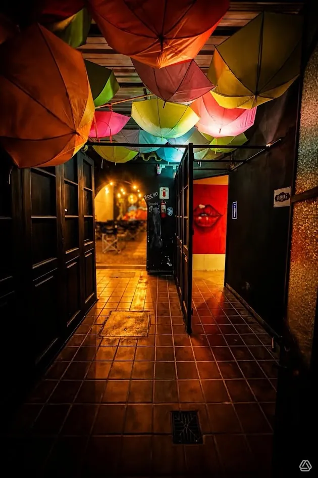 Pasillo de paraguas de colores en Zeppelin Bar, centro de Salta