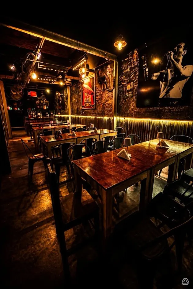 Mesas de Zeppelin Bar con paredes escritas por los clientes