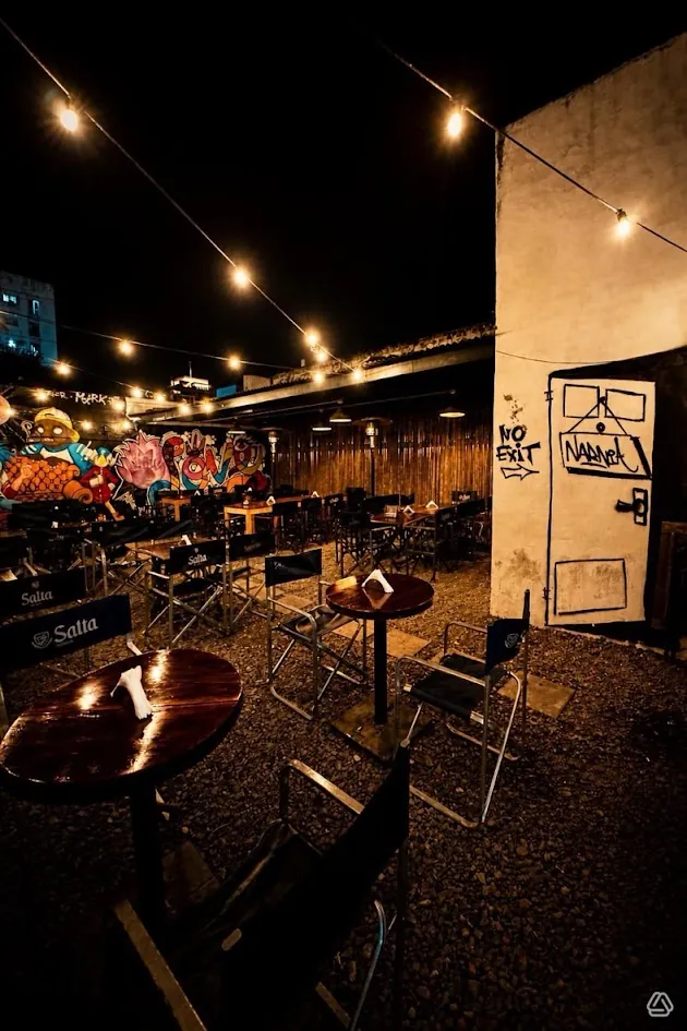 Patio de Zeppelin Bar con luces colgantes y murales, 25 de Mayo 340, Salta